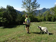 57 Dal roccolo di Cassarielli seguiamo sentierino un po' complicato nel prato e poi nel bosco per scendere a Casa Castello